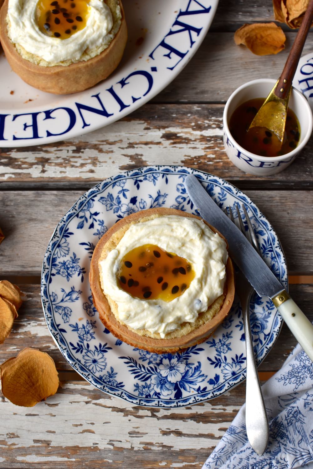 Lemon coconut mini tarts with passion fruit frosting, Mama Ía blog